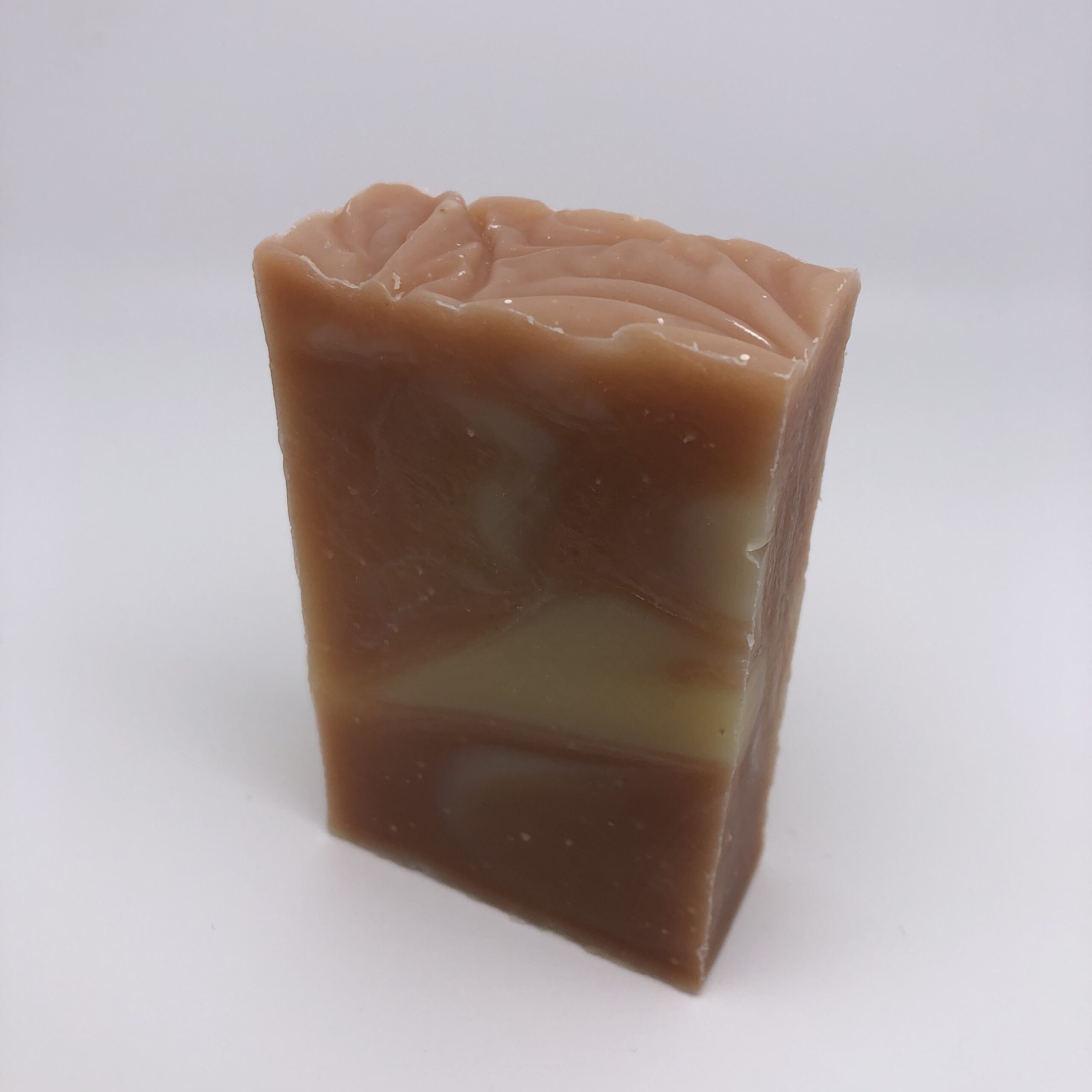 savon Soap'erlipopette saponifié à froid aux huiles essentielles bio agrumes gingembre avec de l'argile rouge et du curcuma