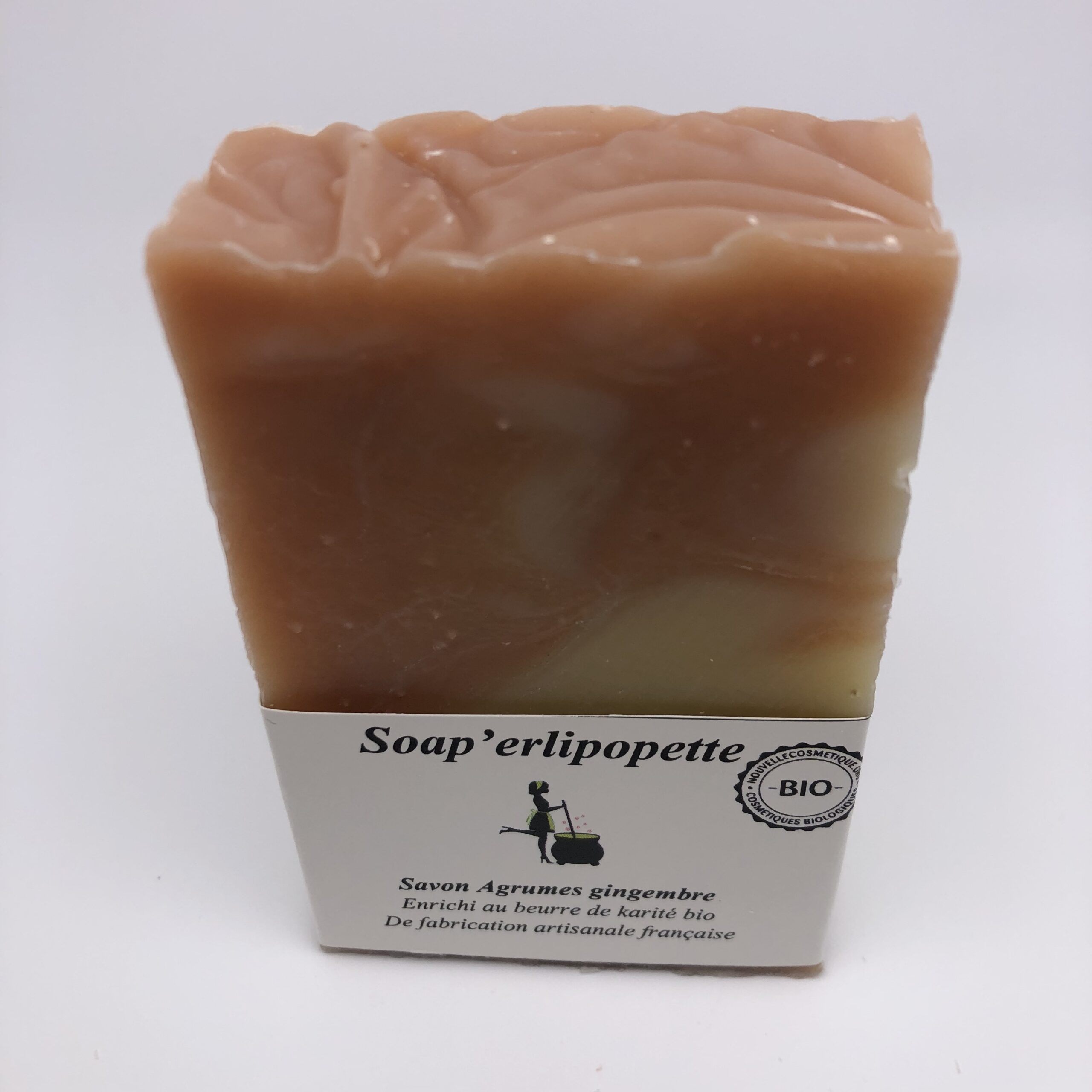 savon Soap'erlipopette saponifié à froid aux huiles essentielles bio agrumes gingembre avec de l'argile rouge et du curcuma